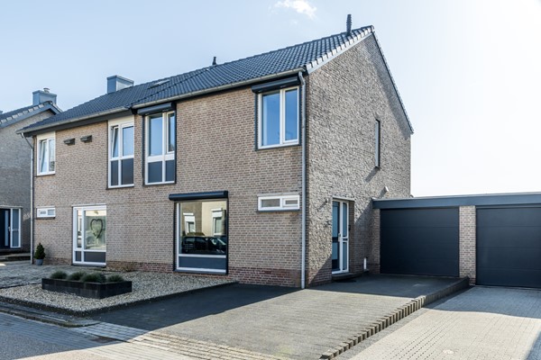 Te koop: Instapklare gemoderniseerde geschakelde 2 onder 1 kap woning in Simpelveld